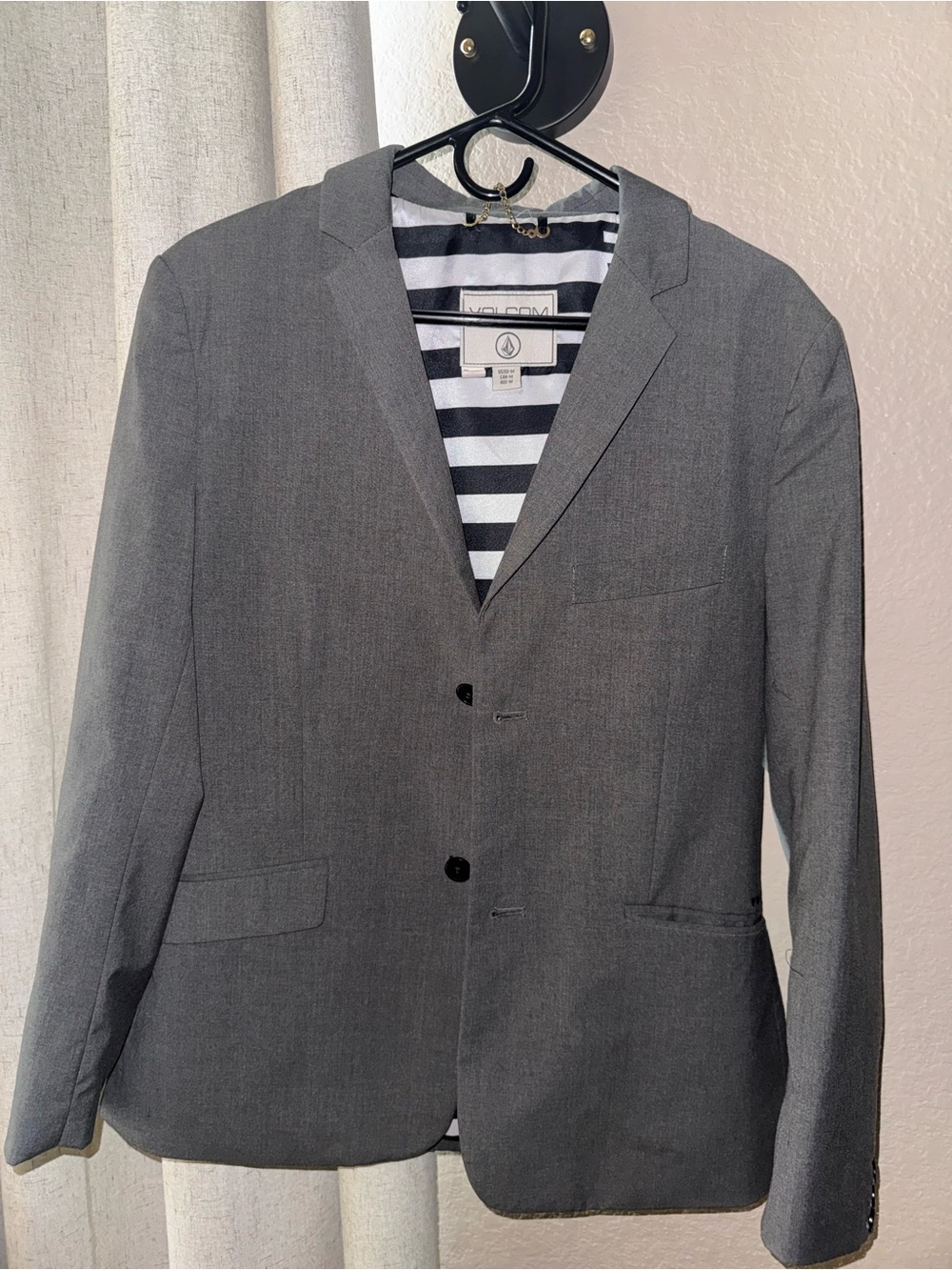 Volcom Men's Gray Suit - Classic Single-Breasted Suit Jacket and matching pants